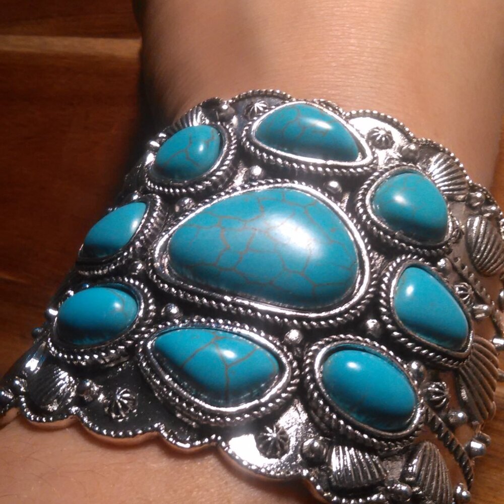Southwestern Design Blue Howlite Silvertone Cuff Bracelet (Size 7.25 Inch)